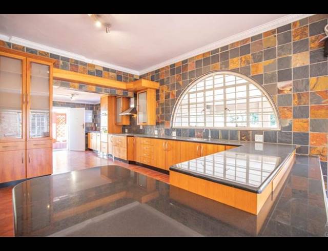 5 BEDROOM HOUSE FOR SALE IN WATERKLOOF
